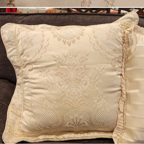 Austin Horn Collection Comforter Set - Picture 10 of 15